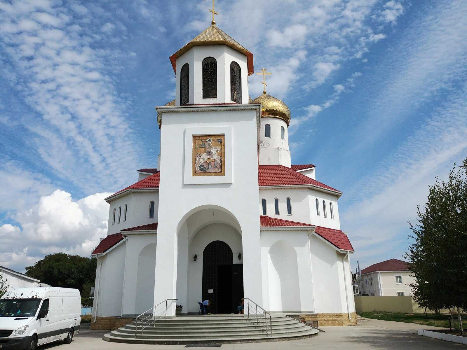 Храм георгия победоносца в голубом. Витязево Церковь Георгия Победоносца. Храм Святого Георгия Победоносца белая Церковь. Храм Святого Георгия Победоносца Анапа. Собор Святого Георгия Победоносца (Дербент).