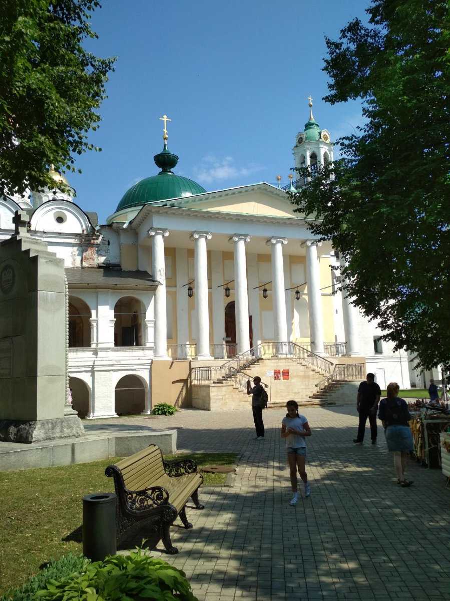 Века ярославль. Храм ярославских чудотворцев Ярославль. Площадь Богоявления Ярославль 19 век. Ярославль Богоявленская пл 25. Костел в Ярославле.