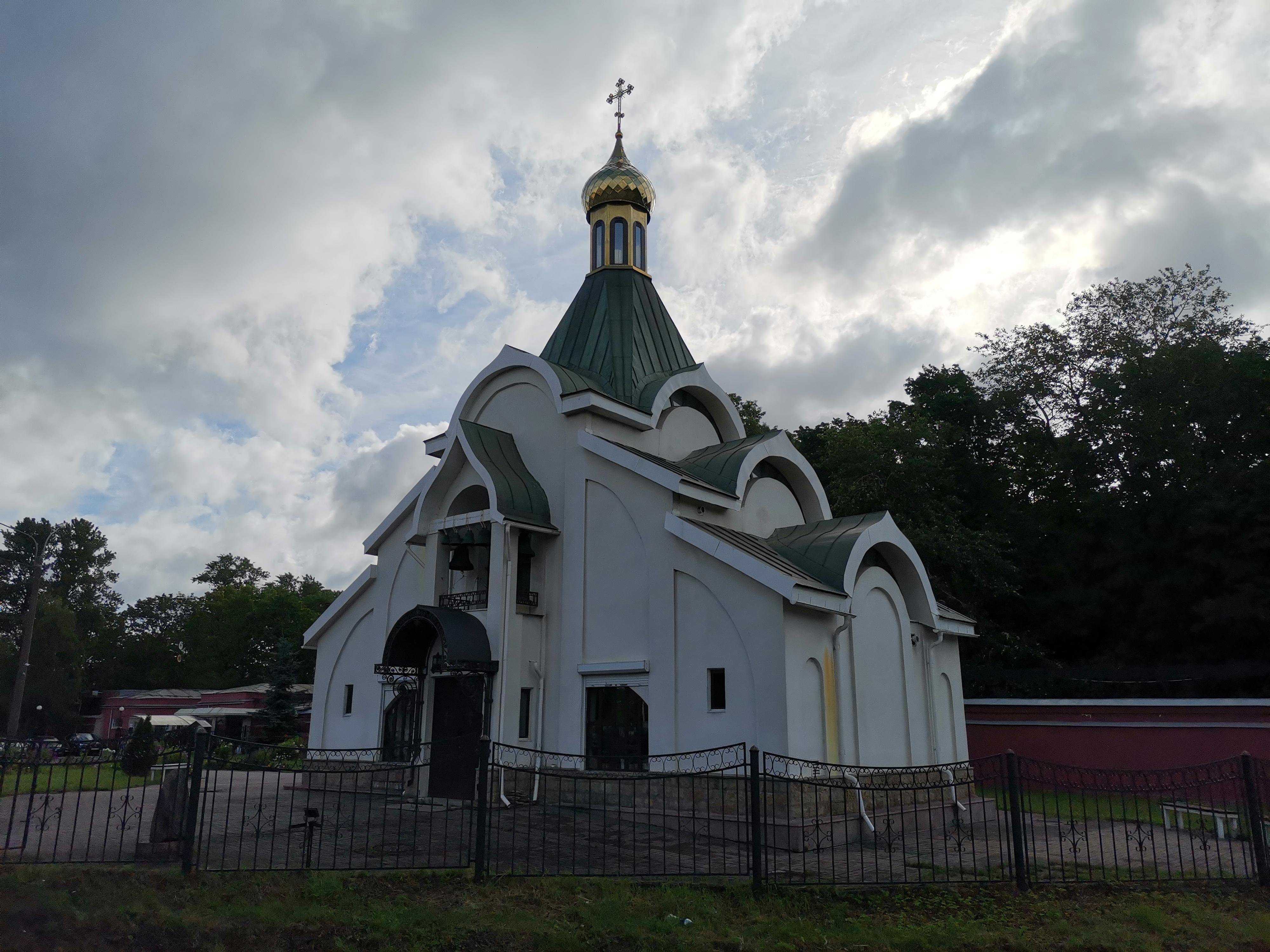 Красненькое кладбище спб. Казанская Церковь Санкт-Петербург красненькое кладбище. Церковь у красненького кладбища. Казанский храм у красненького кладбища. Церковь на Стачек СПБ.