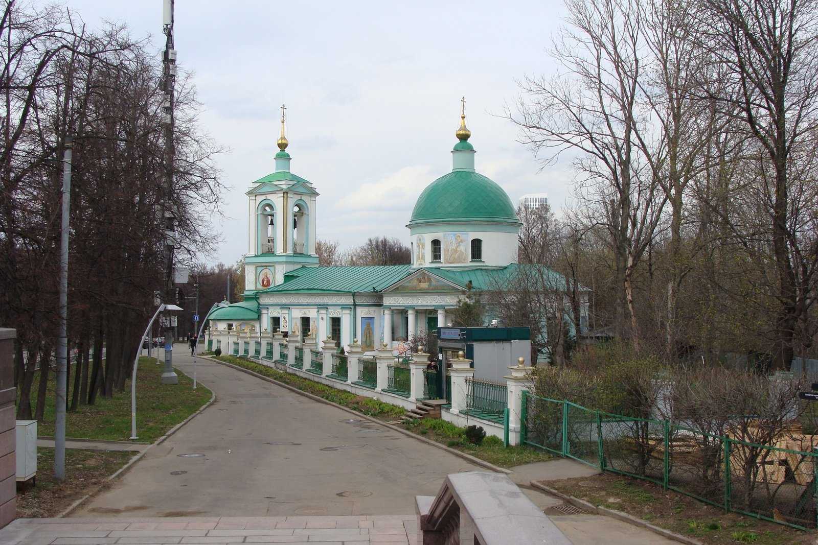 Храм живоначальной троицы. Храм Живоначальной Троицы на Воробьёвых горах. Храм Живоначальной Троицы на Воробьевых горах. Храма Живоначальной Троицы воробьёвы горы. Троицкий храм в Москве на Воробьевых горах.