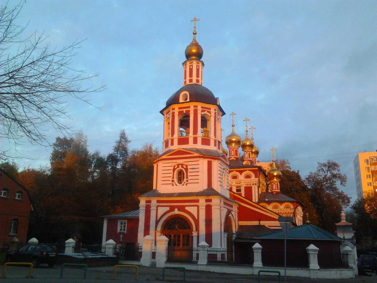 Храм в измайлово. Храм Рождества Пресвятой Богородицы в Измайлово. Храм Рождества Христова в Измайлово Москва. Рождественский храм в Измайлово. Храм Рождества Христова в Измайлове.