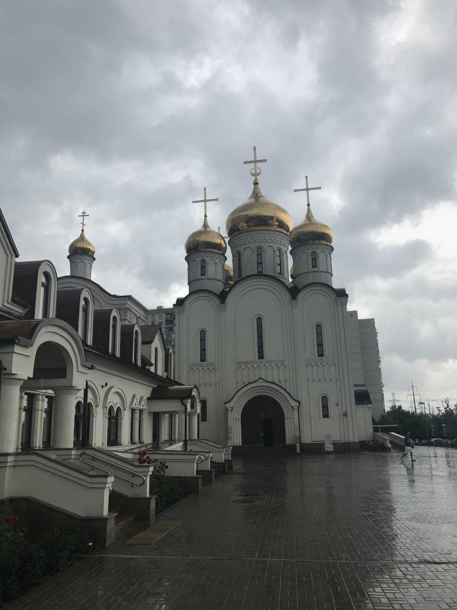 Храм в митино. Храм Спаса в Митино. Храм Всемилостивого Спаса в Митино. Церковь Всемилостивого Спаса Пятницкое шоссе. Церковь Пятницкое шоссе 5.