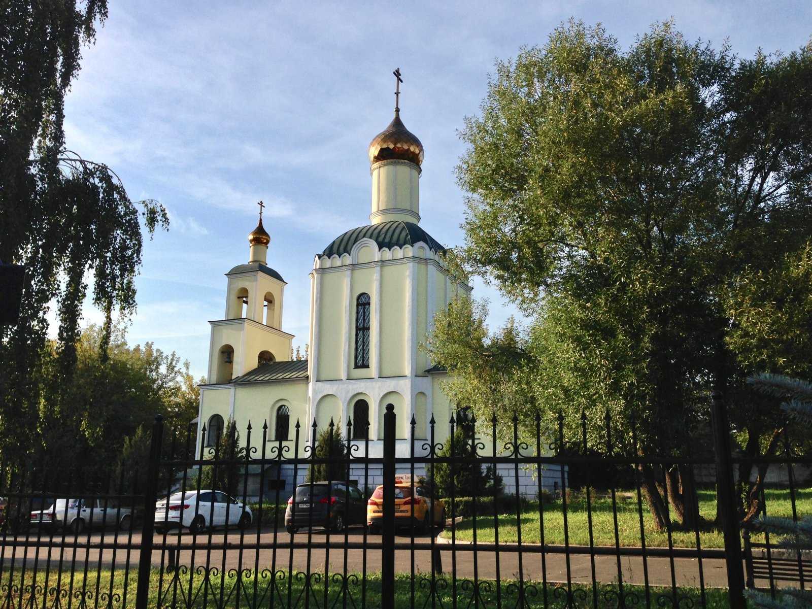 Церковь на кладбище в москве. Храм Серафима Саровского на Покровском кладбище. Храм Покрова Пресвятой Богородицы в Покровском-Городне. Храм Покрова Пресвятой Богородицы в Чертаново Южном. Храм Покрова Пресвятой Богородицы на Покровке Москва.