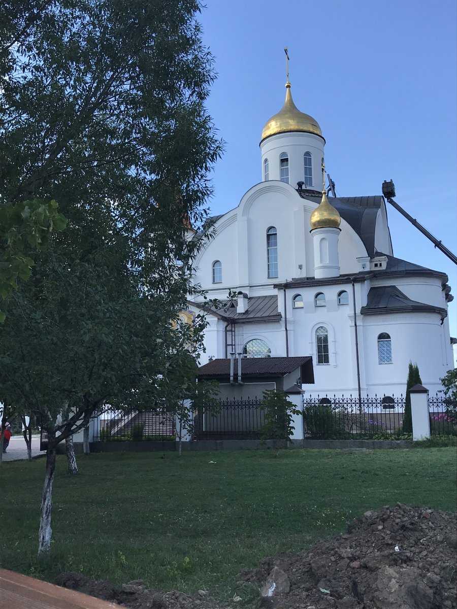 Храмы реутова. Казанская Церковь (Реутов). Храм Реутов Казанская икона Божьей. Церковь в парке Реутов. Реутов Церковь в парке Казанской Божьей матери внутри.