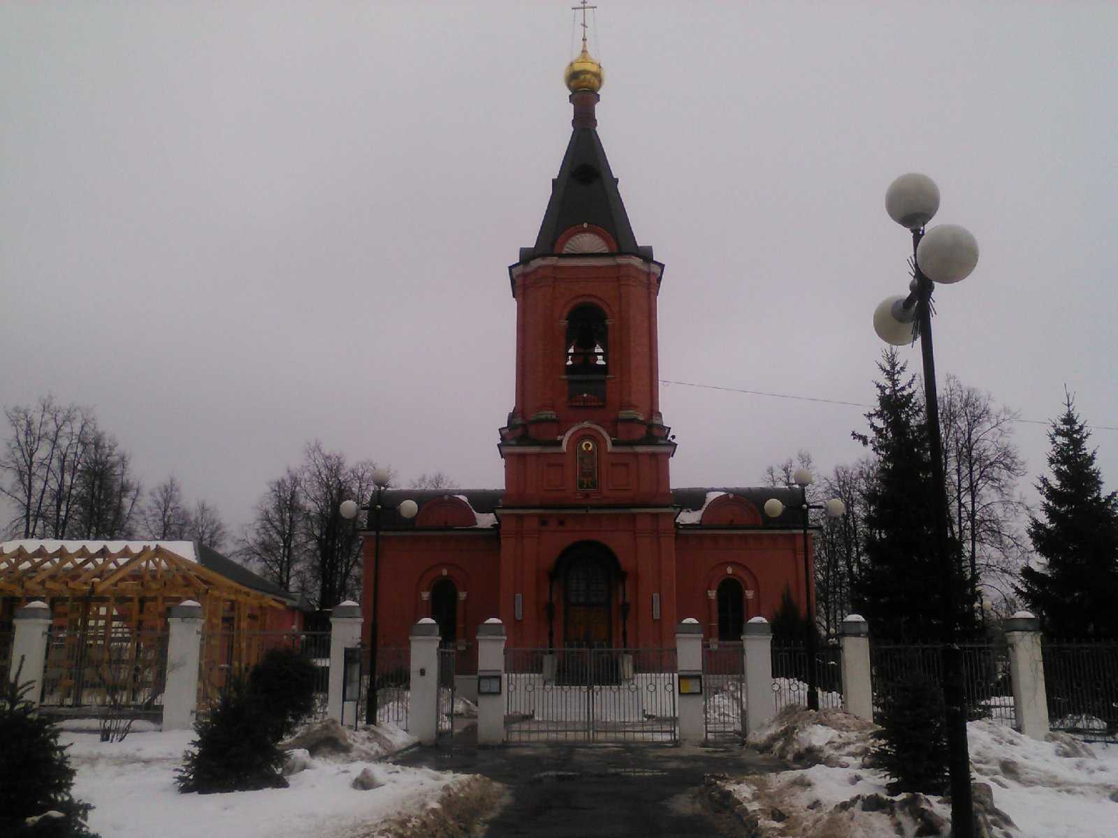 Храм солунского в москве. Храм великомученика Димитрия Солунского в посёлке Восточный. Храм вмч. Дмитрия Солунского пос. Восточный. Храм Дмитрия Солунского в Бронницах. Храм Дмитрия Солунского Суклея.