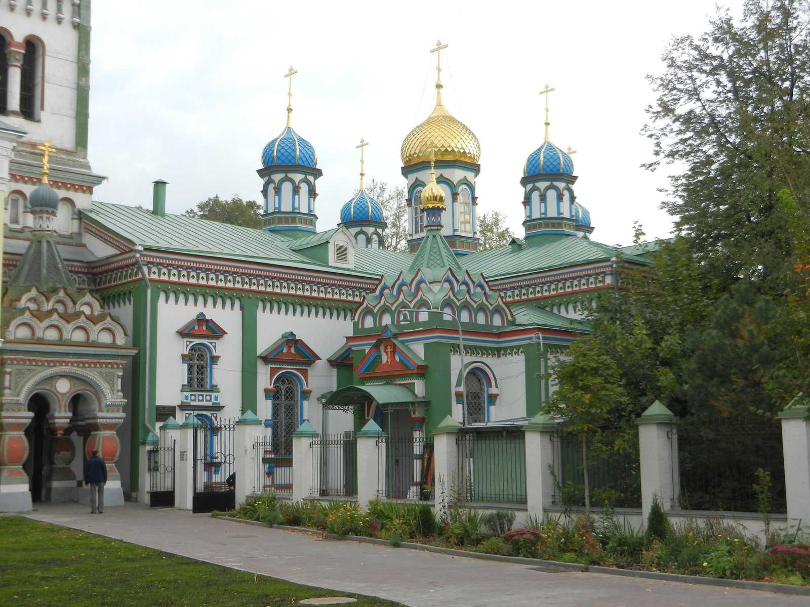 Церковь на кладбище в москве. Храм святителя Николая Мирликийского на Рогожском кладбище. Храм Николая Чудотворца на Рогожском кладбище. Никольская Церковь на Рогожском кладбище в Москве. Храм Николая Мирликийского Рогожская Слобода.