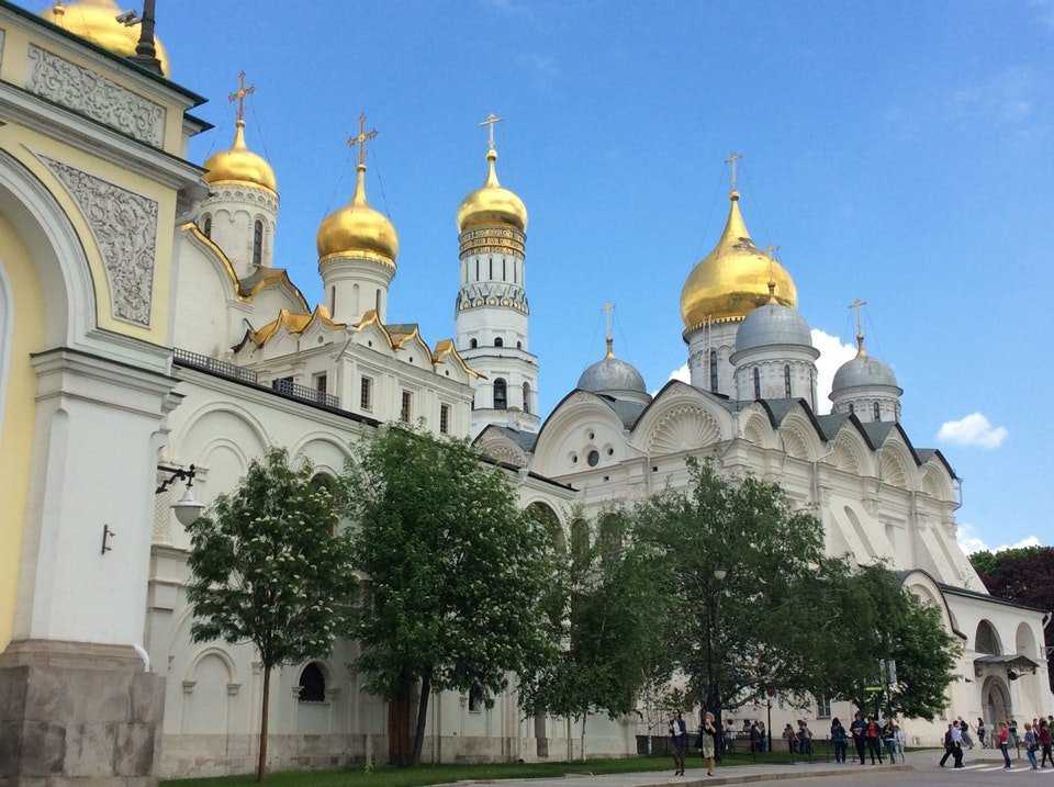 Церковь ризоположения московский кремль. Собор Ризоположения Московского Кремля. Ансамбль Московского Кремля: Церковь Ризоположения. Церковь Ризоположения. Москва. Домовой храм митрополитов. 1484-14.