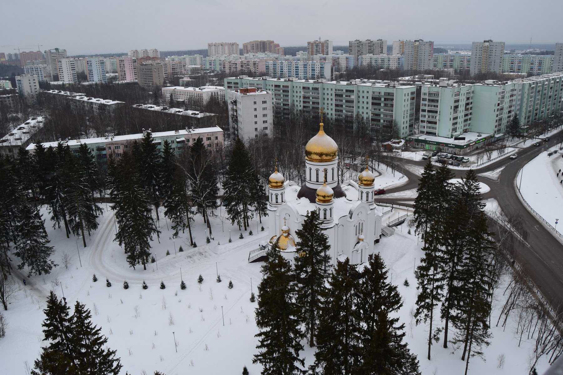 Краснознаменск. Михайло-Архангельский храм Краснознаменск. Церковь в Краснознаменске Московской области. Зимний Краснознаменск храм. Краснознаменск закрытый город.