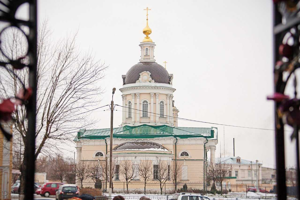 Храм гражданский. Михайло-Архангельский храм Коломна. Архангельский храм Коломна. Архангельский собор Коломенское. Церковь Архангела Михаила Бове.